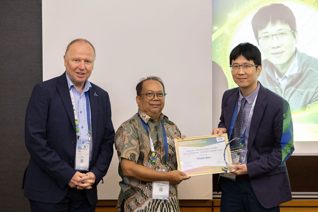 Award presentation at Macro2026 by Igor Lacík and Rusli Daik to Yinyin Bao